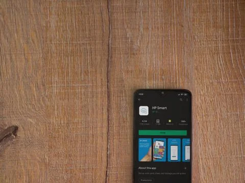 HP Smart app play store page on the display of a black mobile smartphone on w Stock Photos
