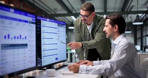 HR Manager Collaborates With Colleague Analyzing Employee Pay And Bonus Data. 스톡 사진