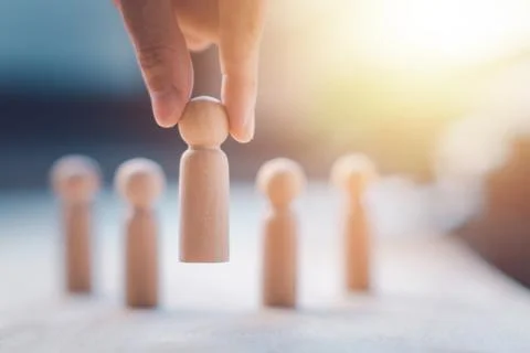 HR manager (human resources) or Employer hand choose takes person wooden do.. Foto stock