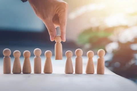 HR manager (human resources) or Employer hand choose takes person wooden do.. Foto stock