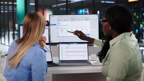 HR Manager Reviews Payroll Software Data Vídeo Stock 342981020