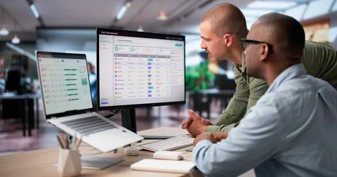 HR Manager Uses Digital Software To Track Employee Performance And Developmen Stockfoto's