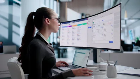 HR Manager Working On Payroll Software Vídeos de archivo 344712670