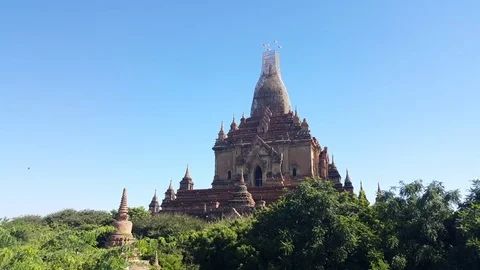 Htilominlo Temple surrounded by trees, top under construction, long shot, Bagan 스톡 동영상 78857826