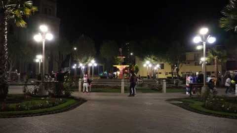 Huaraz main square at night with many tourists Vidéo 164572337