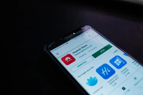 Huawei store application close up on smartphone screen. Foto stock