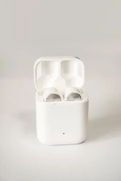 Huawei Wireless Ear buds. Wireless bluetooth headphones in white case isolate Foto stock