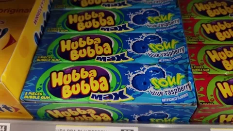 Hubba Bubba Max Sour Blue Raspberry Gum 스톡 동영상 237270544