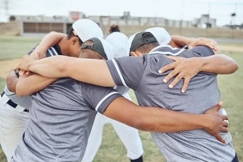 Huddle, baseball teamwork and team on baseball field ready for game, match or Foto stock