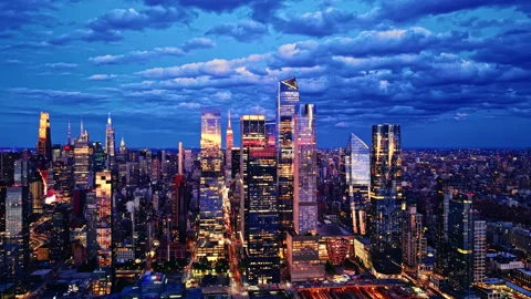 Hudson Yards skyline beneath cloudy dusk sky, New York City Vídeos de archivo 341031656