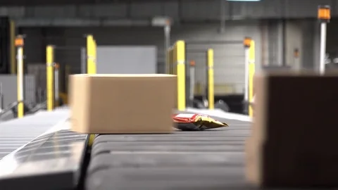 Huge amount of parcels bein transported on conveyor belts 스톡 동영상 83639198