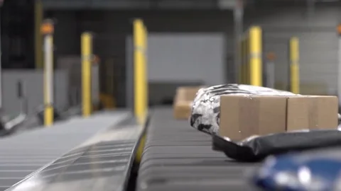 Huge amount of parcels bein transported on conveyor belts Stockbeeldmateriaal 83639961