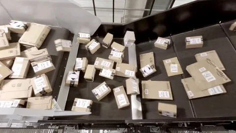 Huge amount of parcels bein transported on conveyor belts - time lapse 192 times 動画素材 83655925