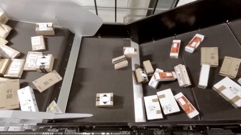 Huge amount of parcels bein transported on conveyor belts - time lapse 96 times 스톡 동영상 83673147