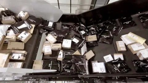 Huge amount of parcels bein transported on conveyor belts - time lapse 46 times 스톡 동영상 83679386
