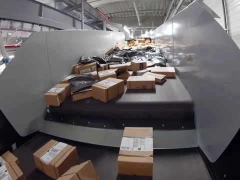 Huge amount of parcels bein transported on conveyor belts - time lapse 库存影片 83689050