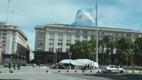 A huge Argentine flag develops in the Plaza Maya, Buenos Aires, Argentina. Video stock 255972800