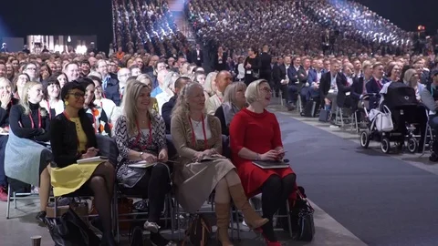 Huge audience listens to the speaker. 스톡 동영상 80918148