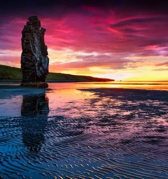 Huge basalt stack Hvtserkur on the eastern shore of the Vatnsnes peninsula. Stockfoto's
