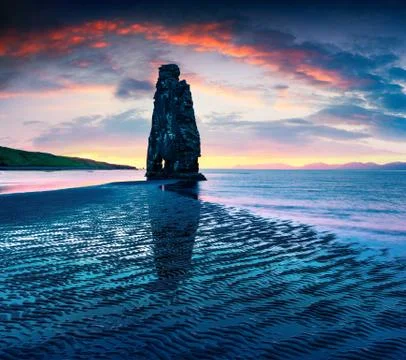 Huge basalt stack Hvtserkur on the eastern shore of the Vatnsnes peninsula 스톡 사진