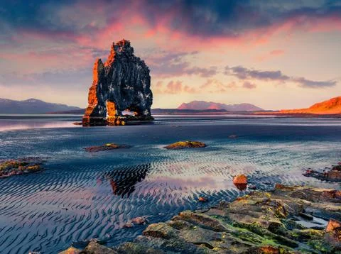 Huge basalt stack Hvtserkur on the eastern shore of the Vatnsnes peninsula. Foto stock
