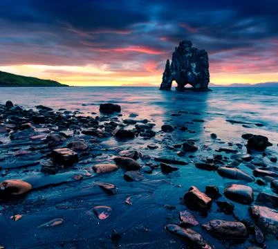 Huge basalt stack Hvtserkur on the eastern shore of the Vatnsnes peninsula. Foto stock