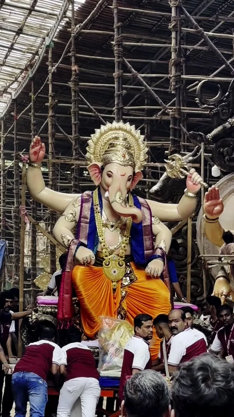 Huge Beautiful Ganesh Idol Pulled out of Workshop by Devotees for Festival Stockbeeldmateriaal 342307968
