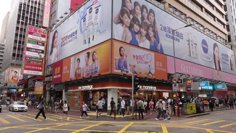 Huge billboards at a busy intersection in Kowloon Mong Kok 스톡 동영상 285741421