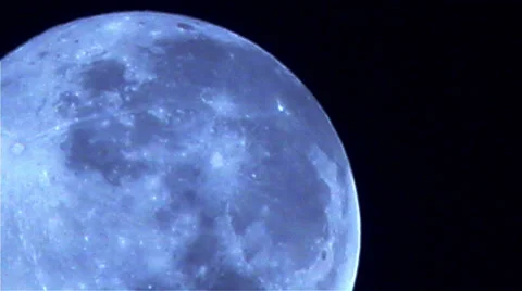 Huge Blue Moon Down cloudy 2 库存影片 33618618