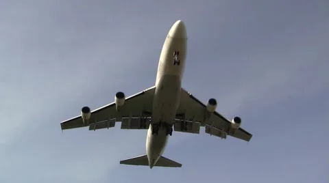 Huge boeing 747 passes overhead 스톡 동영상 4886491