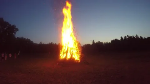 Huge campfire 動画素材 58776973