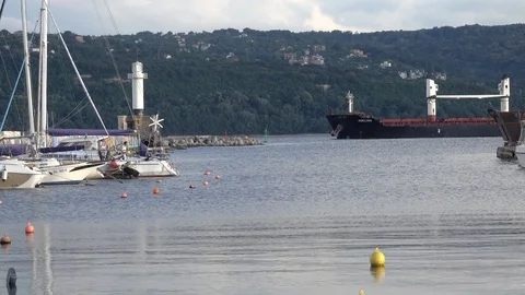 Huge cargo ship (Bulk Carrier) leaving a port. Timelapse Stock-Footage 91643380