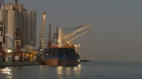 Huge cargo ship moving load at port Video stock 335333