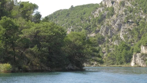 Huge cliffs at the border of a lake in the croatian national park krka. Video stock 118976568