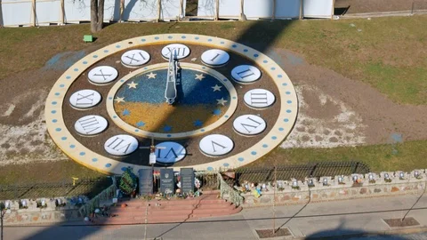 Huge clocks at open air made of flowers at main Independence square Stockbeeldmateriaal 105077431