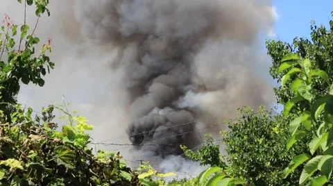 A huge cloud of black smoke Vídeo Stock 64866242