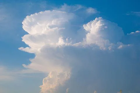 A huge cloud in the form of a cascade or vortex against a background of blue sky Foto stock