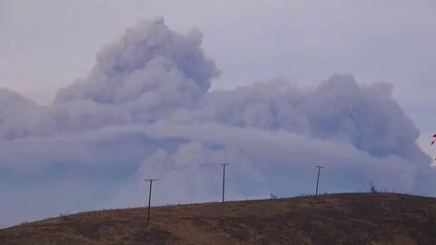 A huge cloud of smoke and ash rises from the Thomas fire in Ojai, California. Видео 83510398