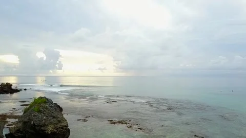 Huge clouds over the ocean in the rays of sunset. 스톡 동영상 142493683
