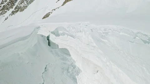 Huge collapsed hollow in deep thick snow, avalanche danger at mountains Vidéo 126367237