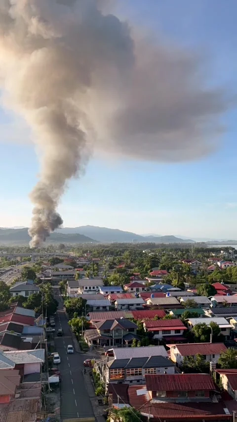 Huge column of gray smoke rising near small town as large fire burns outside Видео 337104728