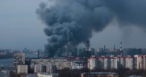 Huge columns of smoke during a big city fire Video stock 209123413