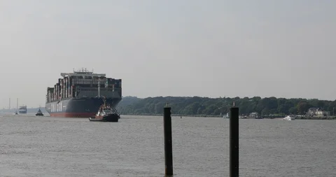Huge container ship CMA CGM Benjamin Franklin entering Hamburg harbour Vídeo Stock 96722872