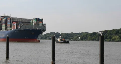 Huge container ship CMA CGM Benjamin Franklin entering Hamburg harbour speed up Vídeo Stock 96723885