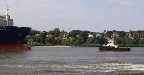 Huge container ship CMA CGM Benjamin Franklin entering Hamburg harbour Vídeo Stock 96724110