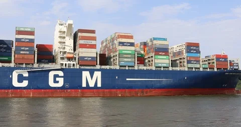 Huge container ship CMA CGM Benjamin Franklin passing by Vídeo Stock 96724297