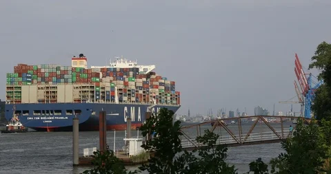 Huge container ship CMA CGM Benjamin Franklin entering Hamburg harbour Vídeo Stock 96724795