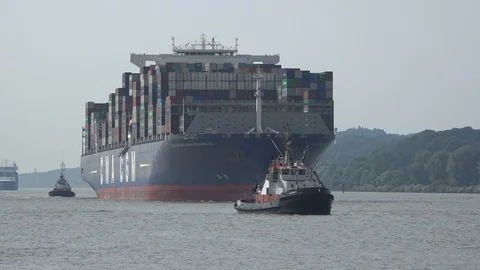 Huge container ship CMA CGM Benjamin Franklin entering Hamburg harbour Stockbeeldmateriaal 99983647