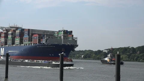 Huge container ship CMA CGM Benjamin Franklin entering Hamburg harbour Stockbeeldmateriaal 99983841