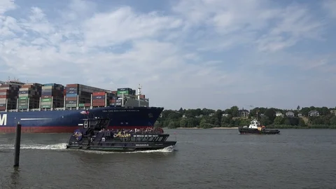 Huge container ship CMA CGM Benjamin Franklin entering Hamburg harbour Vídeo Stock 99984217